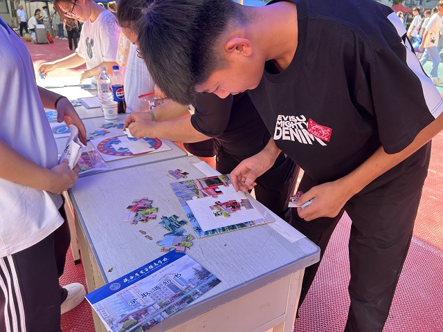 新生参加迎新互动活动.jpg