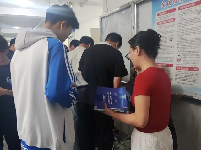 1758608793471029.jpg 我校信息中心联合学生工作部向全校师生发放网络安全宣传周手册.jpg