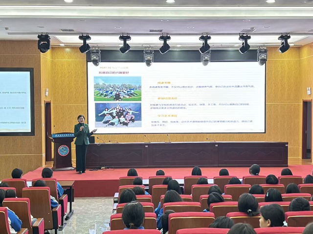 1762410578532605.jpg 我校校长魏萍作“做美丽大方的中职女生”专题讲座 - 副本.jpg