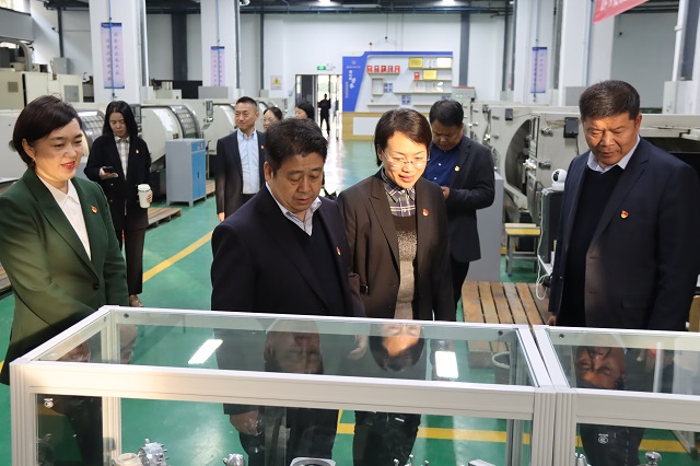 自强中等专业学校党委书记罗亚军一行参观我校实训基地 - 副本.jpg