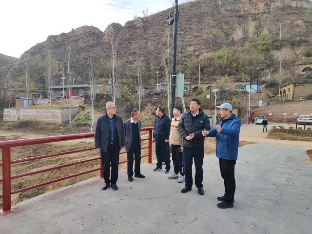 1763101823329625.jpg 顾学福一行参观毕家硷村便民桥 - 副本.jpg