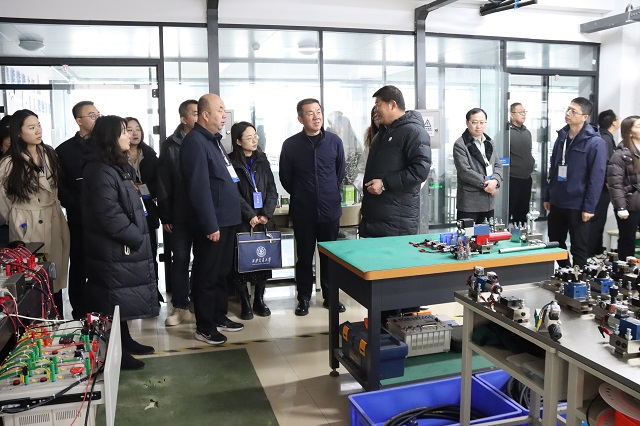 1764916279499238.jpg 新疆职教同仁参观我校实训场所 - 副本.jpg