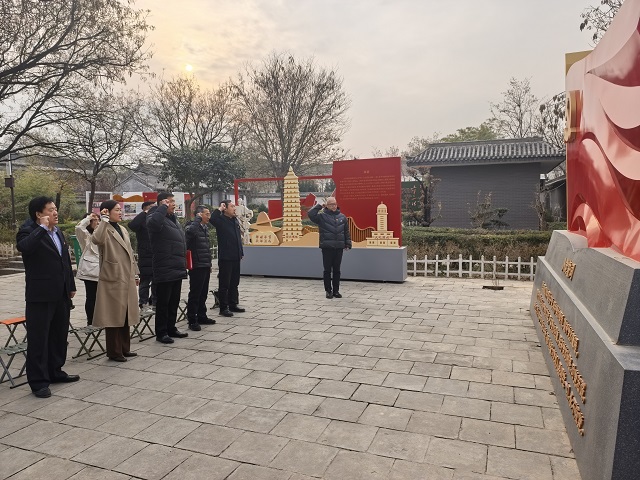 理论学习中心组成员重温入党誓词 - 副本.jpg