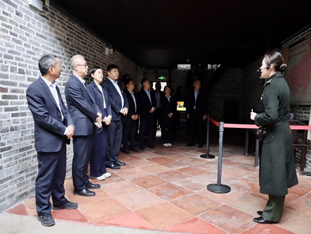 1768462180302117.jpg 我校党员干部、教职工参观百色粤东会馆 (2).jpg