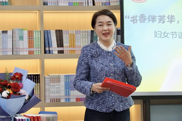 魏萍校长细致讲解朗诵技巧 - 副本.jpg