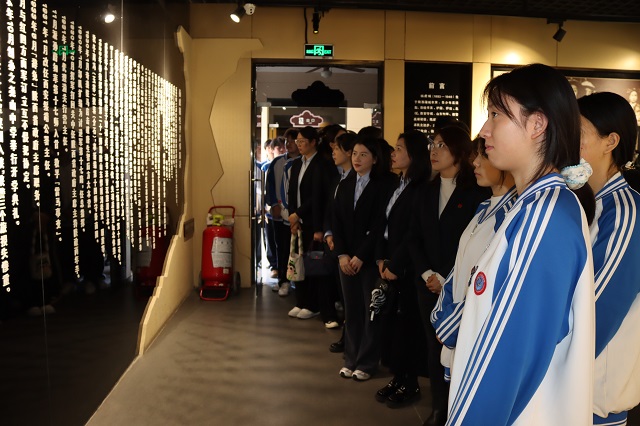 1775176413696055.jpg 我校师生参观杨虎城纪念馆.jpg