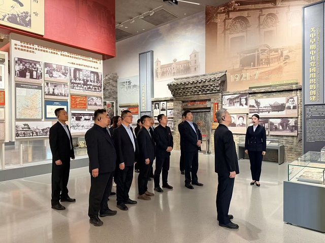 1776240132156679.jpg 我校第四党支部党员参观革命纪念馆.jpg