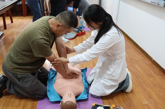 我校老师在参讲老师的指导下对假人进行急救练习 - 副本.jpg