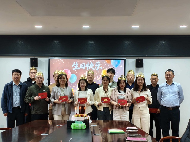 工会会员集体生日合影 - 副本.jpg