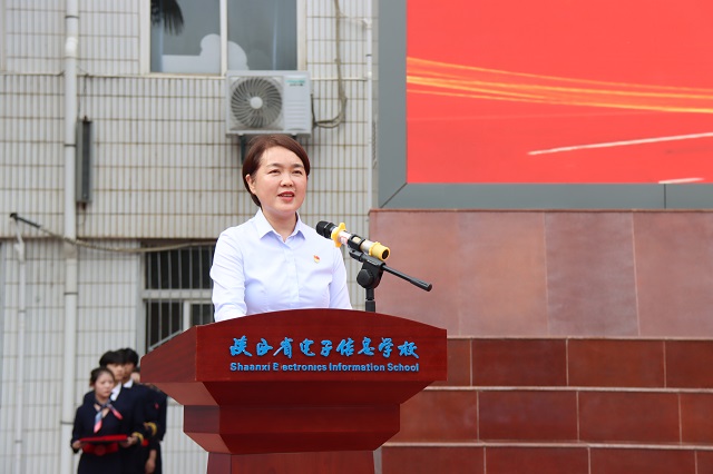 校长魏萍宣读表彰决定.JPG