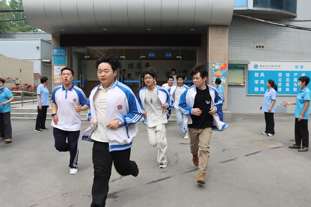 我校学生安全撤离.jpg