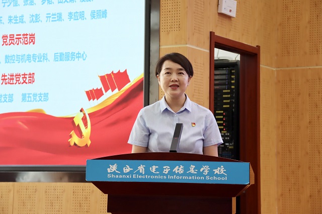 1782893653681473.jpg 党委副书记、校长魏萍宣读表彰决定.jpg