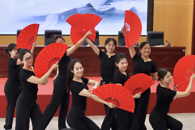 1782895014998940.jpg 图为红色文艺汇演.jpg