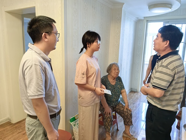 3 副校长杨永宏带领第三党支部开展入户慰问.jpg