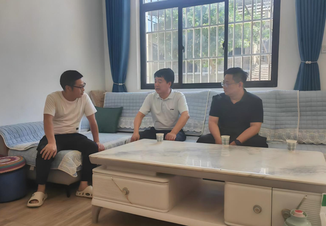 4副校长杨永宏带领第六党支部开展入户慰问.png
