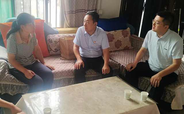 5副校长胡振彪带领第二党支部开展入户慰问.png