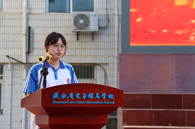 1788160682811278.jpg 轨道24751班李雨萌代表老生发言.jpg