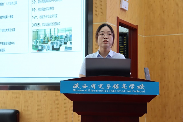 1788249907623668.jpg 我校老师进行公开课展示 - 副本.jpg