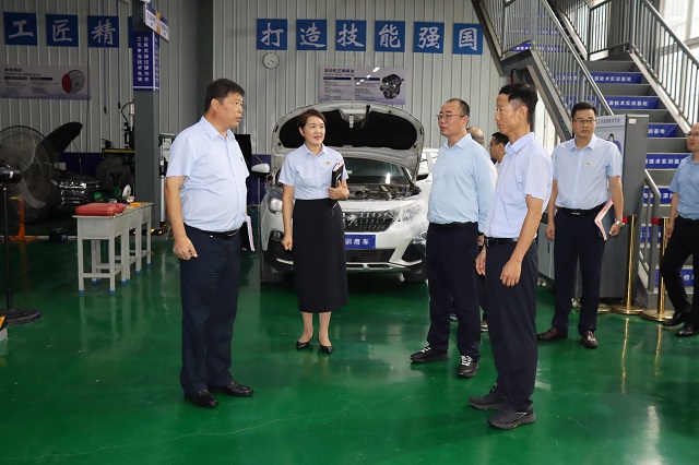 1788937612362144.jpg 中陕核集团陕西二一〇研究所有限公司领导参观我校汽修实训场地.jpg