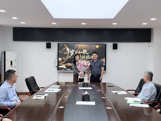 1792034862481574.jpg 副校长杨永宏为即将荣休的教职工敬献鲜花 - 副本.jpg