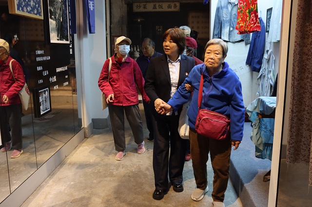 在职党员陪同离退休老同志参观研学 - 副本.jpg