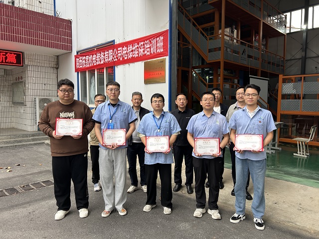 1792456416103122.jpg 副校长胡振彪为学员颁发结业证书 - 副本.jpg