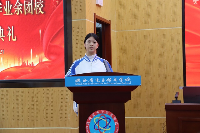 1792739200176655.jpg 入团积极分子代表数媒25651班崔思迈发言.JPG