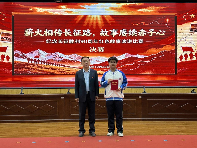 副校长胡振彪为获一等奖选手颁发荣誉证书.jpg